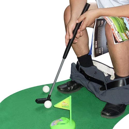 Bild zeigt Golfset für die Toilette im Einsatz als Geschenk für Golfer