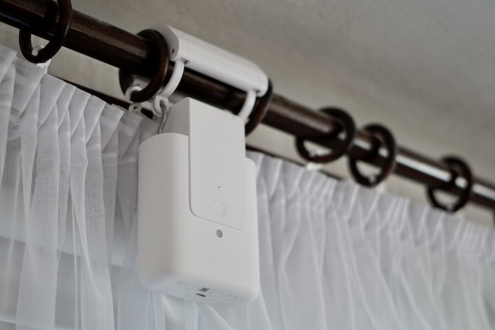 Curtain Rod ist an einer Gardine befestigt