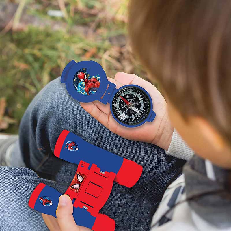 Kind haelt Spiderman Kompass in der Hand
