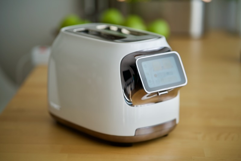 Seitenansicht eines smarten Toasters mit Display
