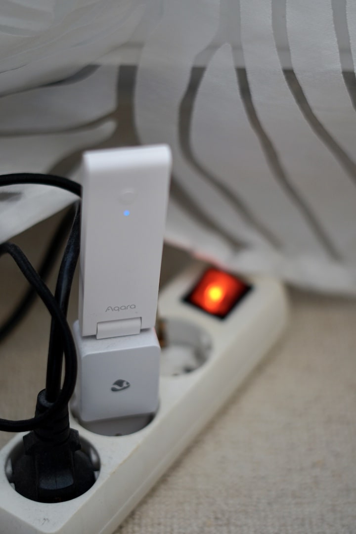 USB Smart Home Hub steckt in einer Steckdose