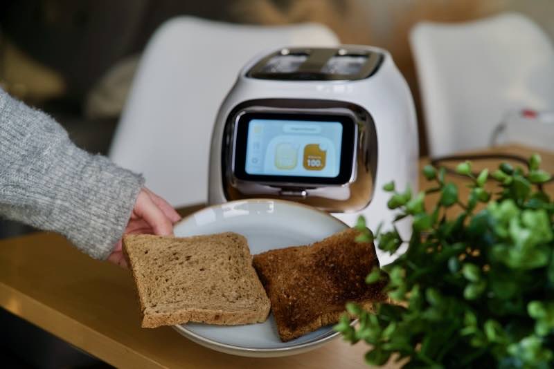 Vergleich zweier Toasts aus dem smarten Toaster von Tineco