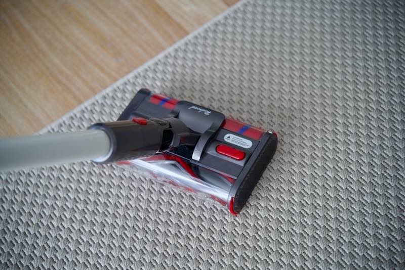 RedRoad Bodenbuerste auf Teppich