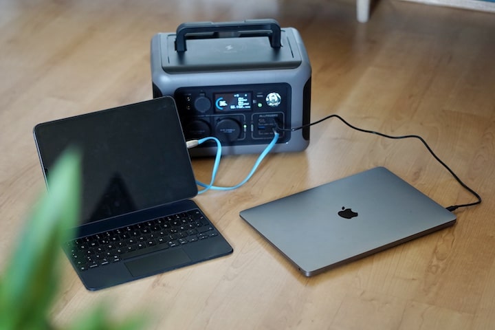ALLPOWERS Akku laedt ein MacBook und Tablet wieder auf