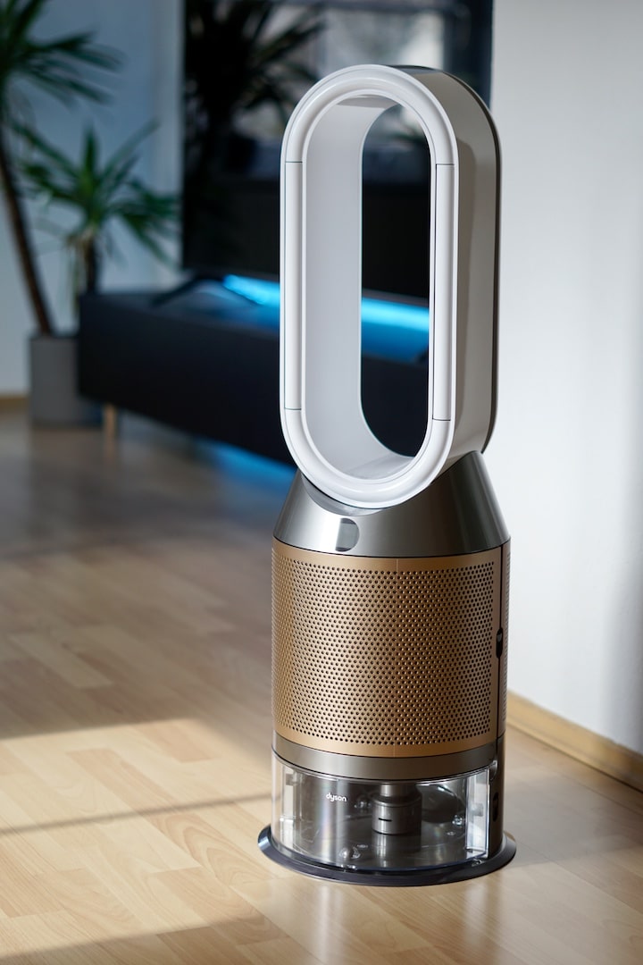 Dyson Purifier HumidifyCool Formaldehyde steht in einem Wohnzimmner