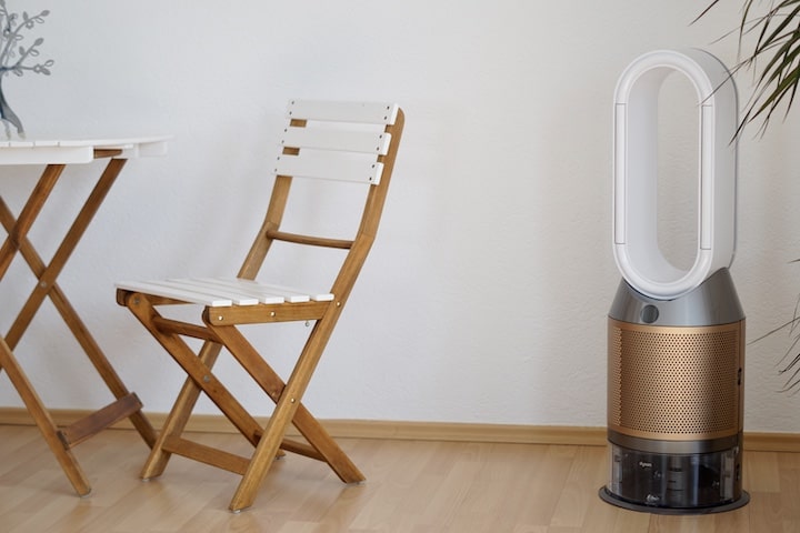 Dyson Purifier HumidifyCool Formaldehyde steht in einer Ecke