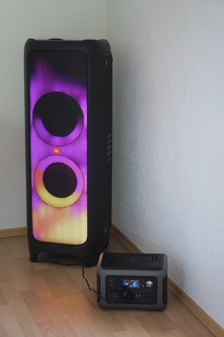 JBL Partybox 1000 wird an einer ALLPOWERS R600 Powerstation betrieben