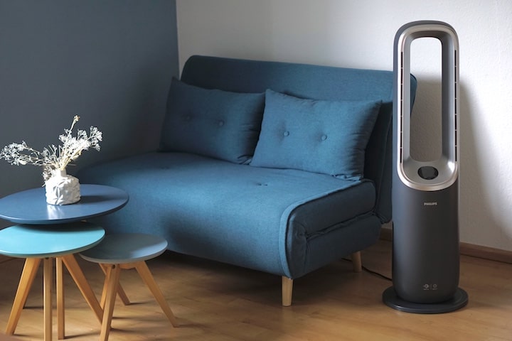 Philips Air Performer 8000 Series Luftreiniger mit Heizfunktion neben einem Sofa