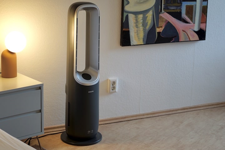 Philips Air Performer 8000 Series steht neben einer Lampe