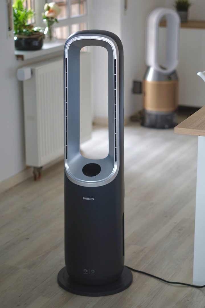 Philips Air Performer 8000 Series steht vor einem Dyson Luftreiniger