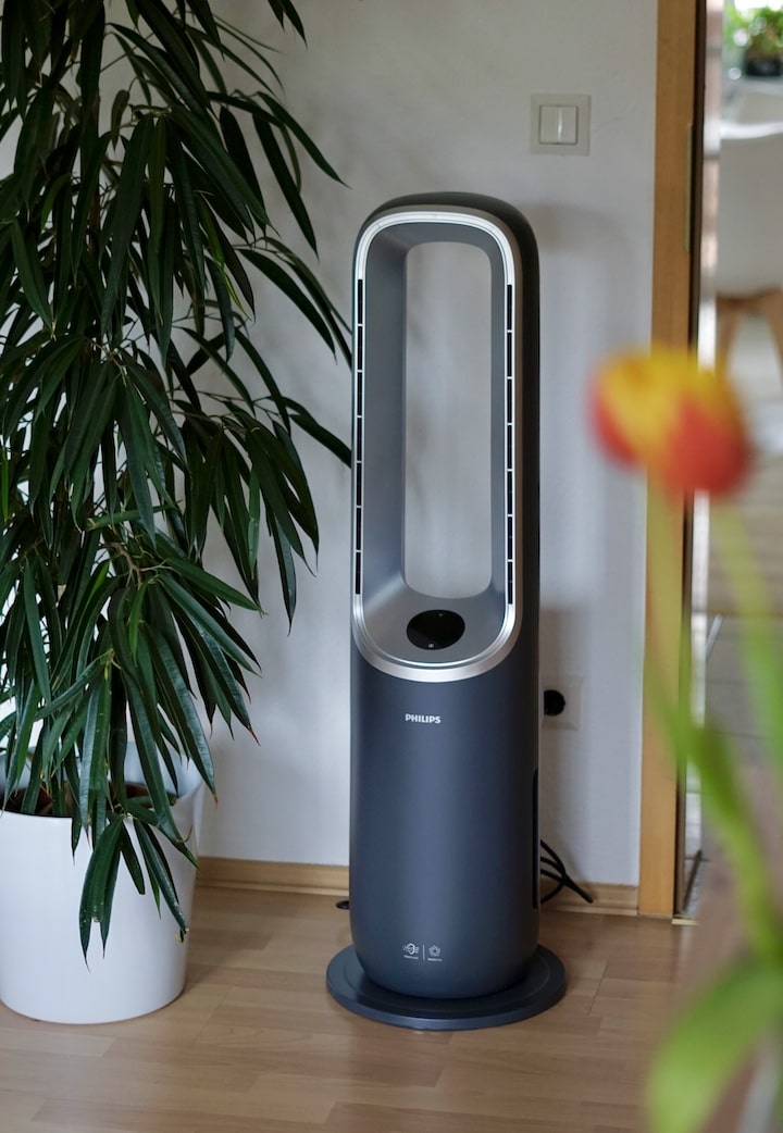 Philips Air Performer Ventilator steht in einem Zimmer mit Pflanzen