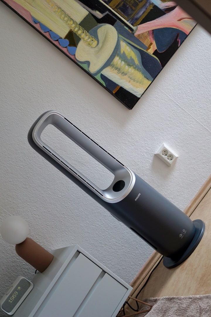 Ventilator und Heizluefter neben einer Lampe und Bild