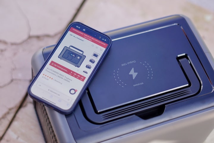iPhone mit ALLPOWERS Webseite auf einer kabellosen Powerstation