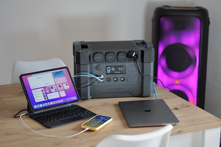 Allpowers Akku laedt Laptop und Musikboxen