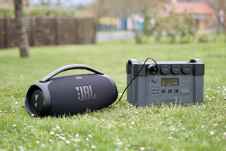 Mobiler Powerakku laedt eine JBL Boombox