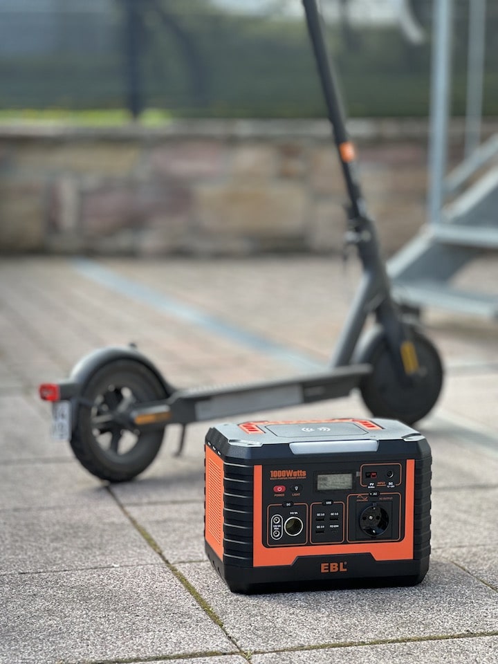 E Scooter im Hintergrund einer EB Solar Powerbank