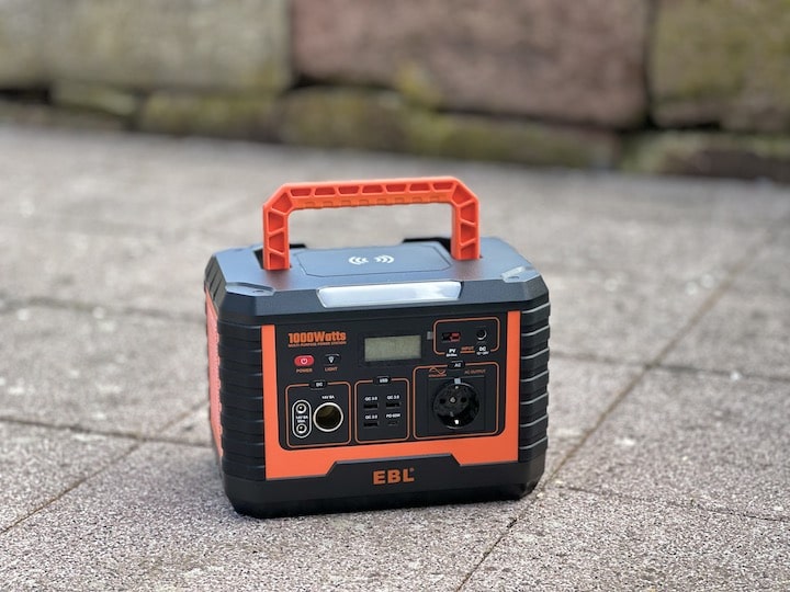 EBL Solargenerator steht auf einer Terasse