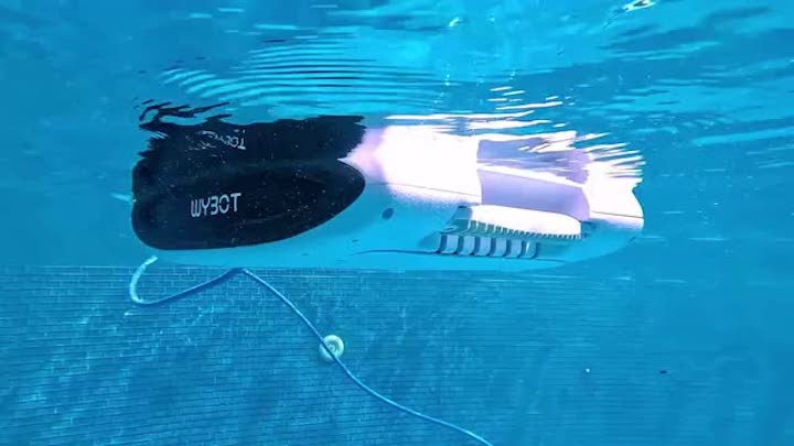 Schwimmendes Wybot Solarmodul an der Wasseroberflaeche