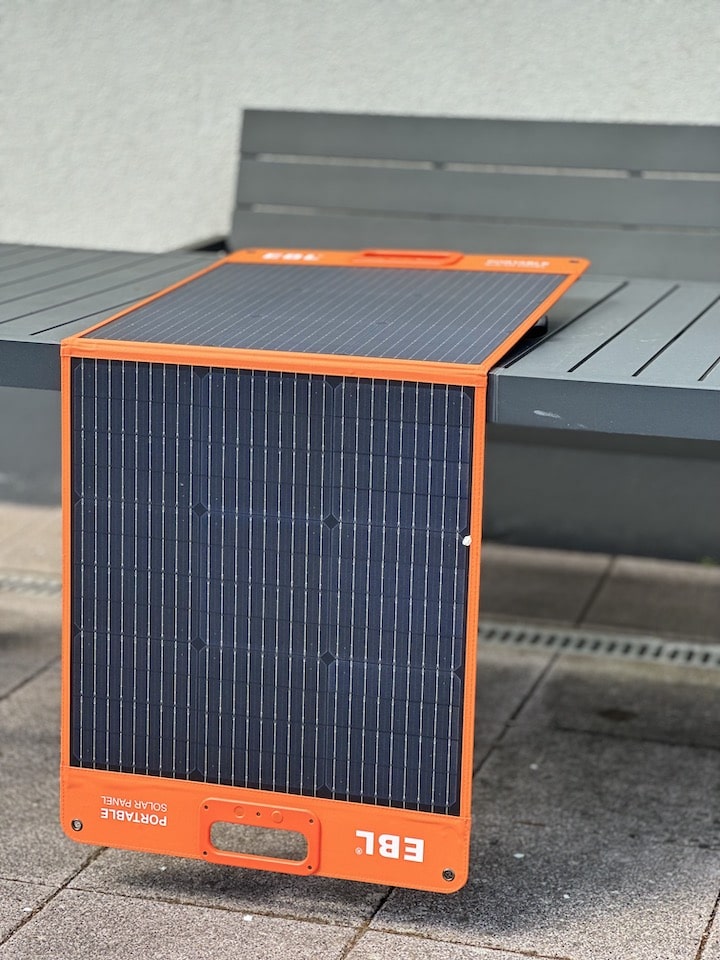 Solarpanel ist an einem Tisch aufgeklappt