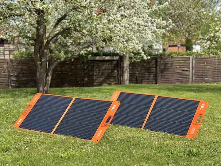 Zwei Solarpanele stehen im Freien in der Sonne