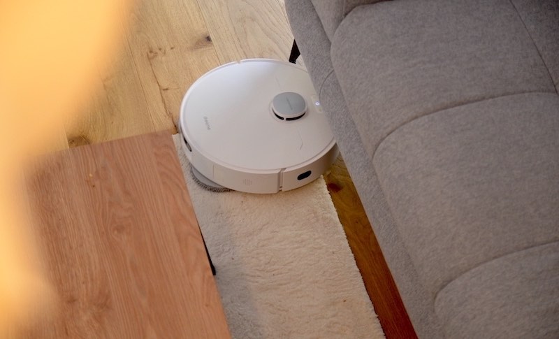 Roboter fahert unter Sofa