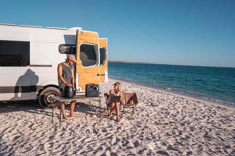 BLUETTI Powerstation mit Van am Strand