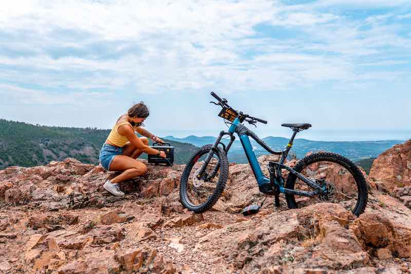 Frau mit Powrstation und E Bike