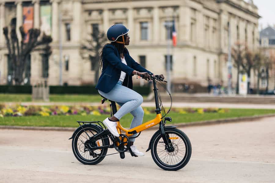 nomad ebike person faehrt