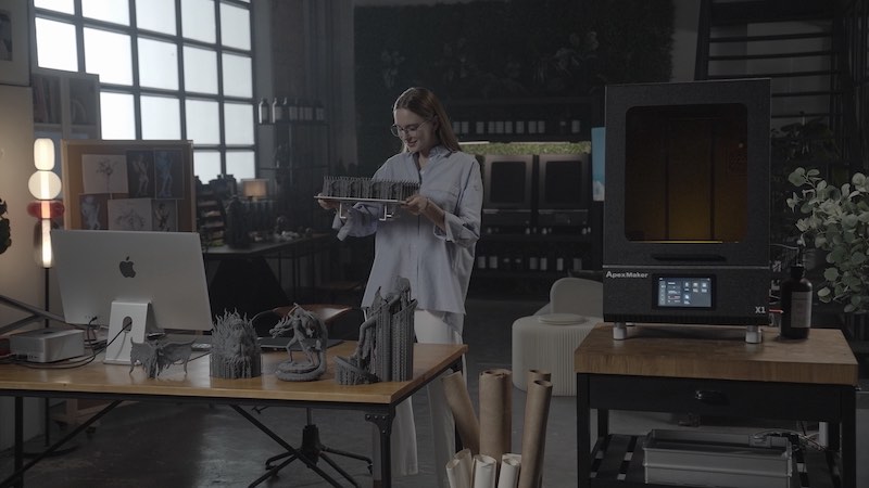 Frau mit 3D Drucker in Werkstatt