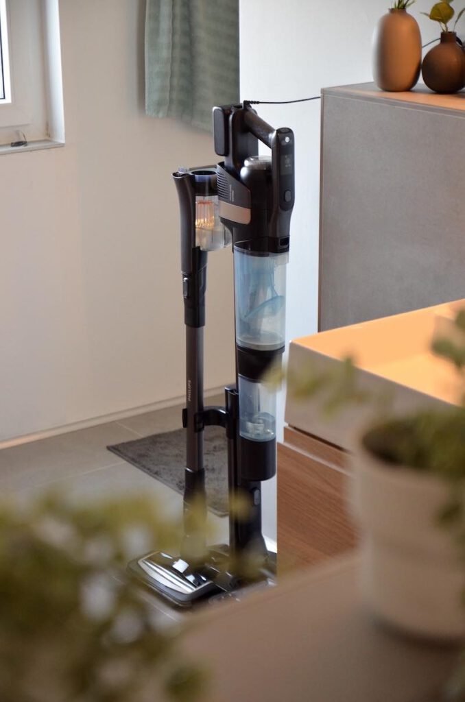 Philips AquaTrio Cordless steht mit Station im Bad