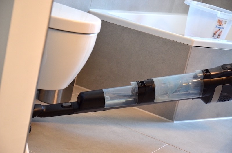 Philips Nasssauger reinigt unter Toilette