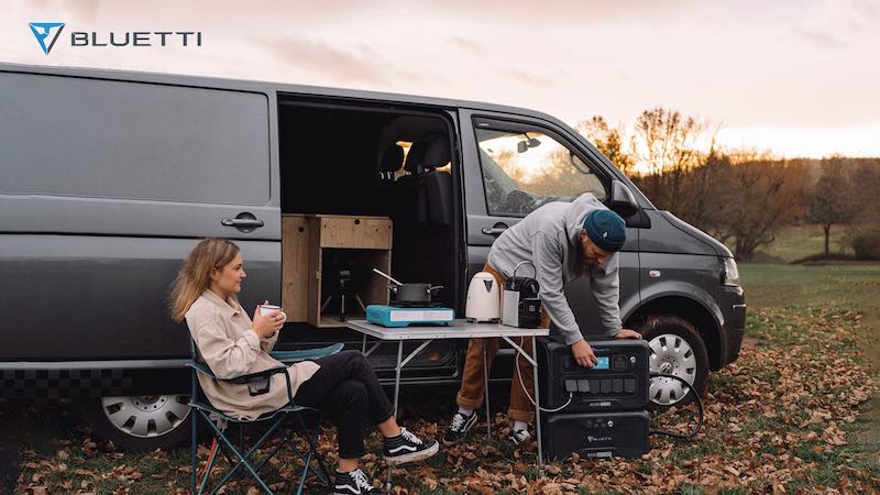 AC300 mit Paar vor dem Campervan