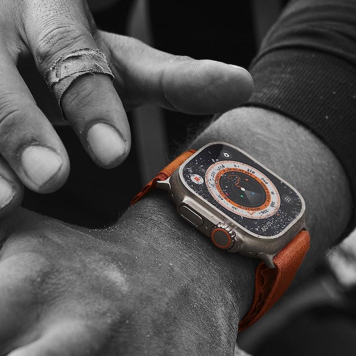 Apple Watch Ultra in orange an einem Handgelenk