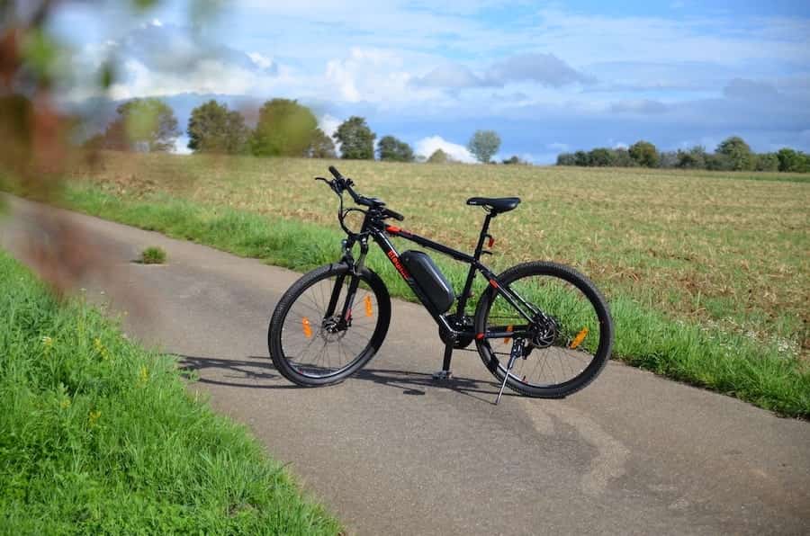 e mountainbike ausflug auf feldern