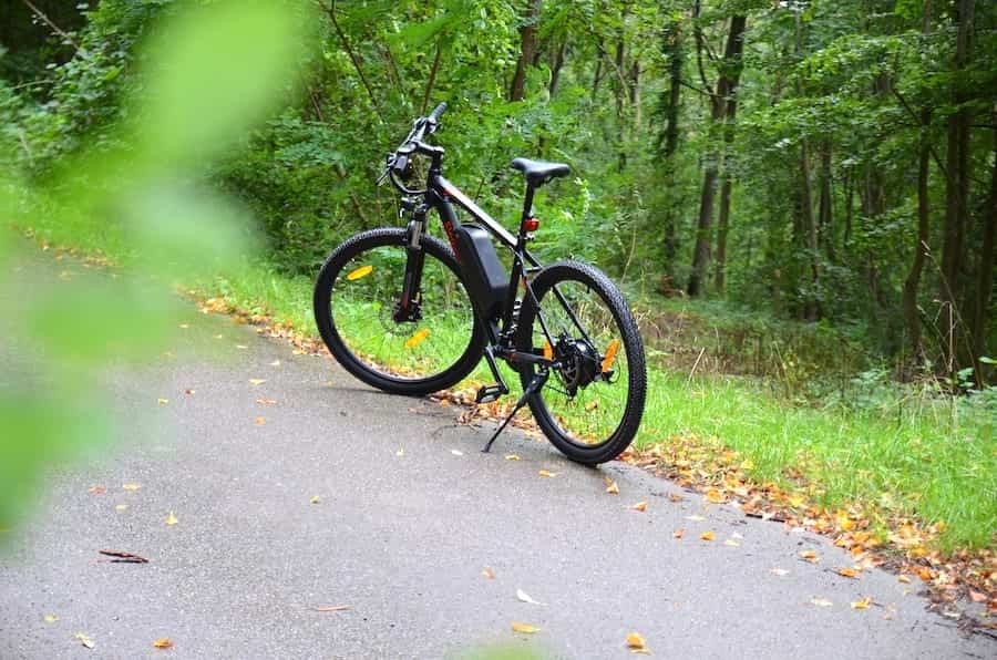 e mountainbike in der natur