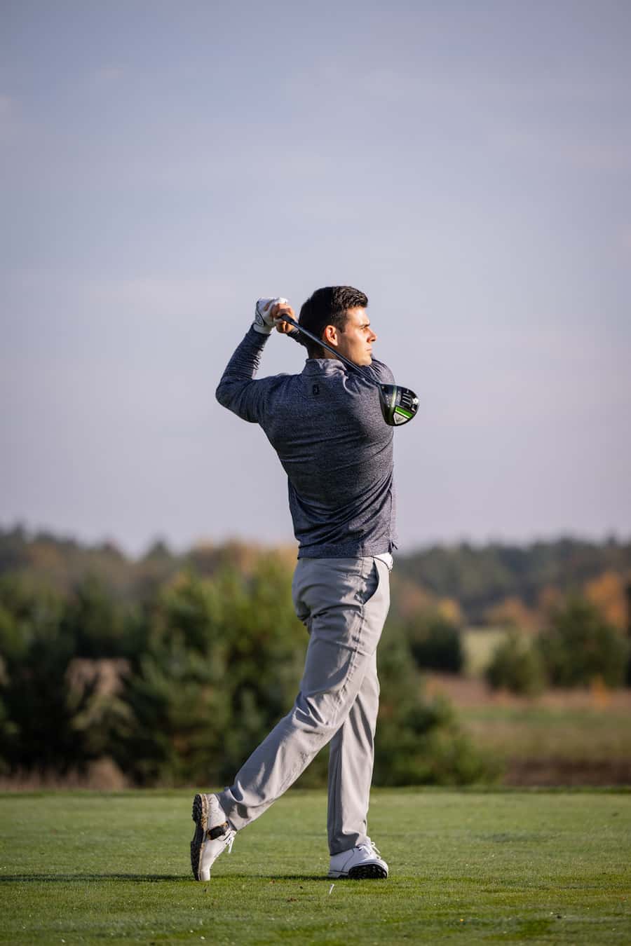 golfspieler auf golfplatz beim abschlag