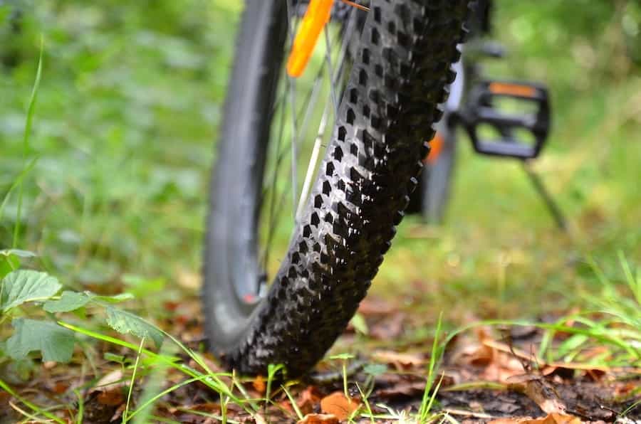 reifen profil auf unwegsamem gelaende