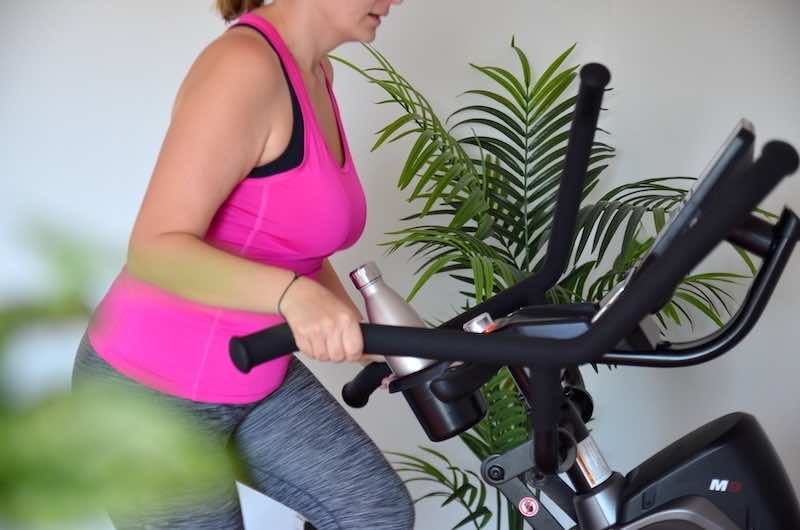 Frau trainiert auf Max Trainer M9 von BowFlex