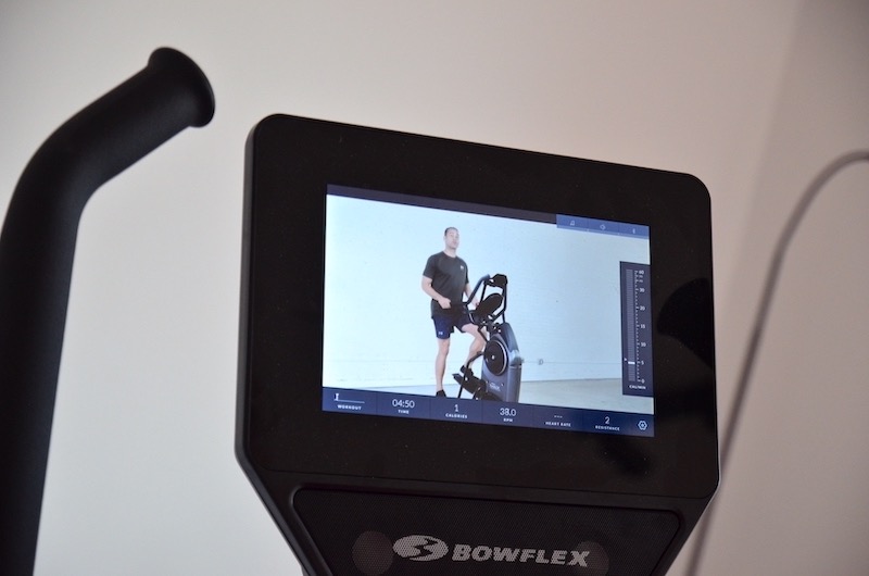 Persoenlicher Coach beim Training mit BowFlex M9