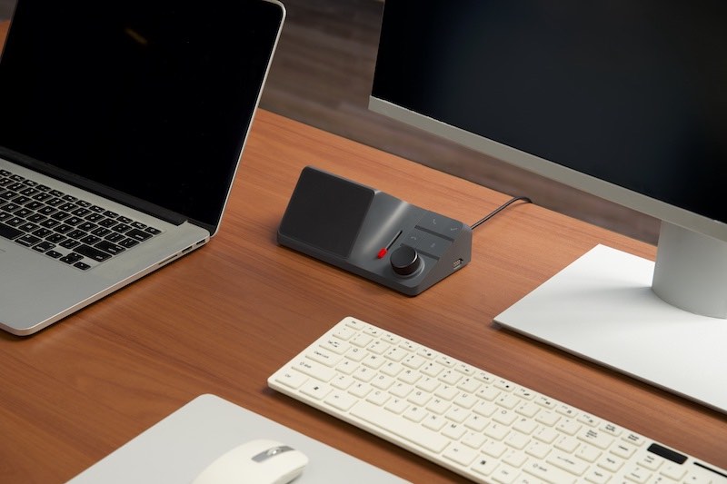 Smartes Dock Slate Grey auf Schreibtisch