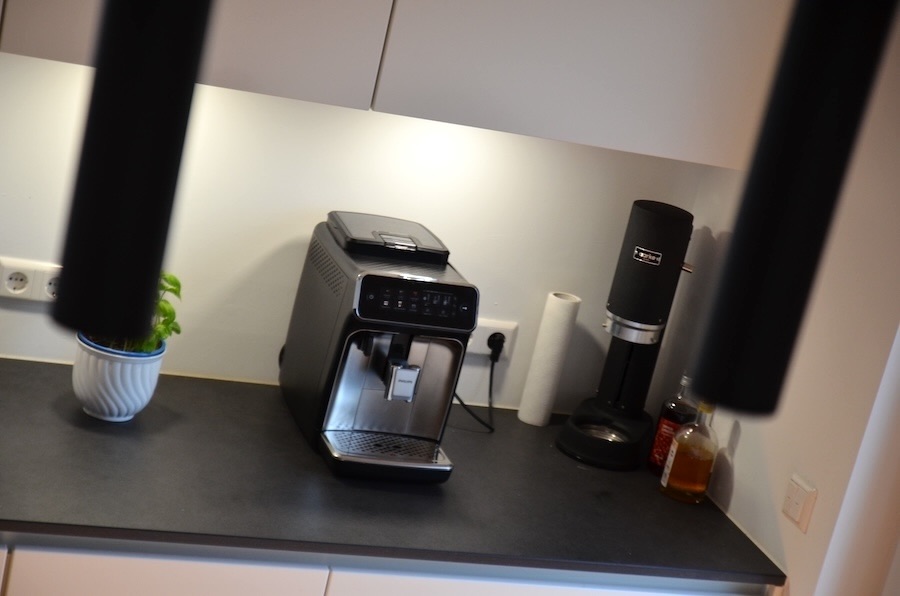 Kaffeevollautomat Philips 3300er Serie mit LatteGo steht auf Kuechenzeile