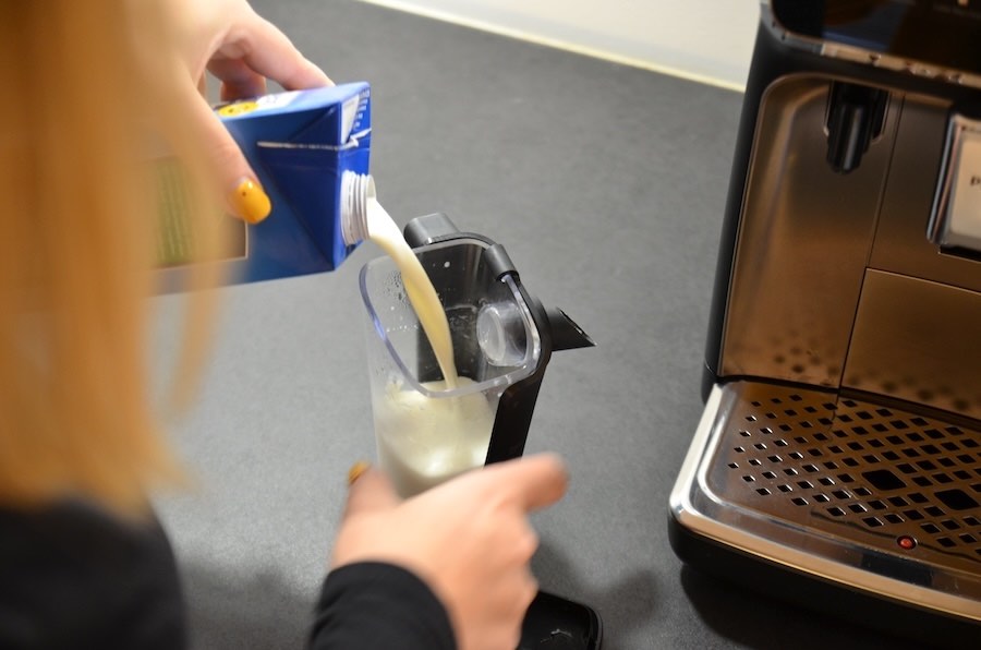 LatteGo Behaelter wird mit Milch gefuellt