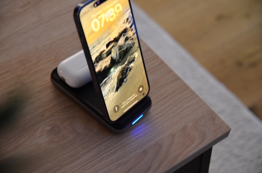 satechi powerbank stand laedt iphone und airpods gleichezeitig min