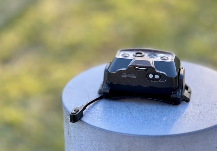 Magentischer Ladeanschluss auf der Unterseite der Ledlenser Stirnlampe