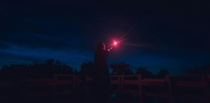 Mann bei Nacht mit rotem Licht