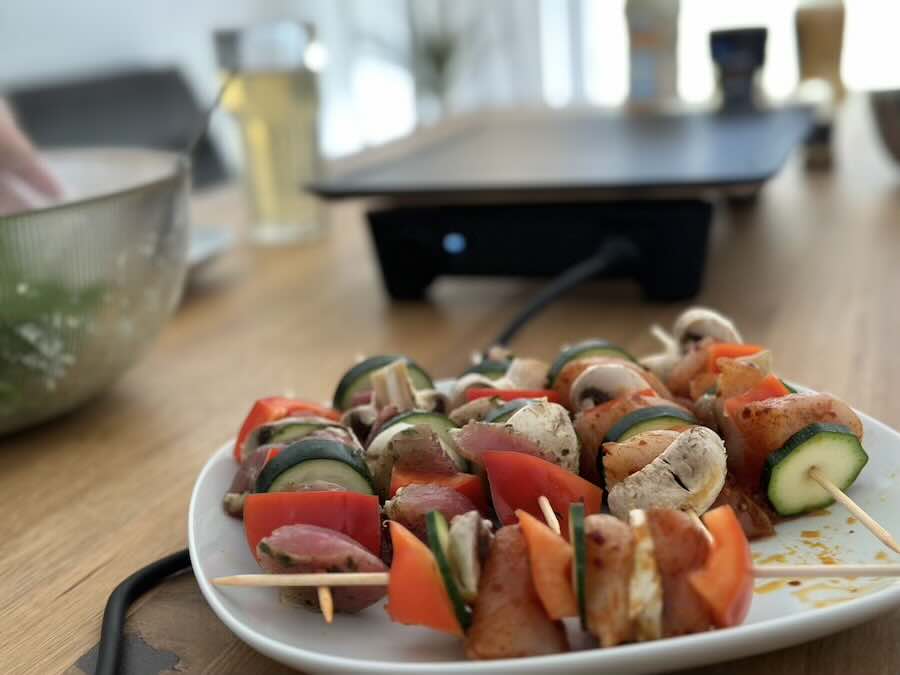 grillspiesse vor dem grillen auf elektrogrill