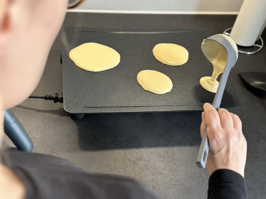 pancakes zubereiten auf tischgrill
