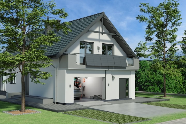 Haus mit Balkon und Solarpaneelen