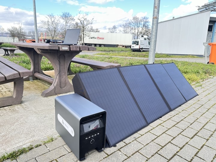 VitaPower VT1000 Akku wird mobil mit Solar geladen