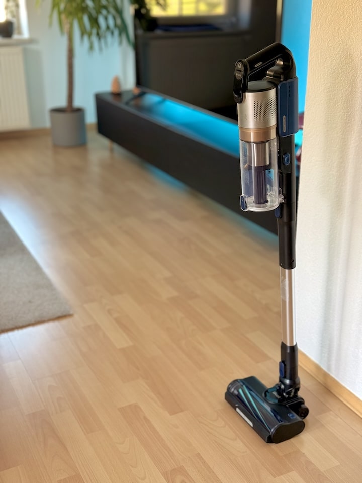 Akku Staubsauger steht in einem Wohnzimmer